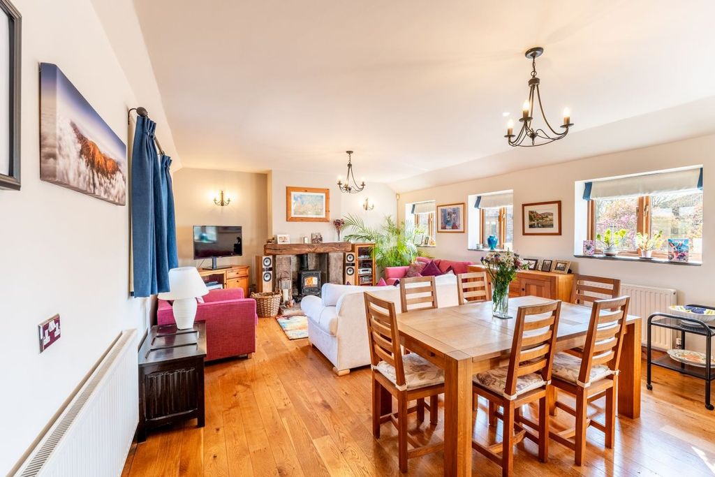 Property photo 2 of 33