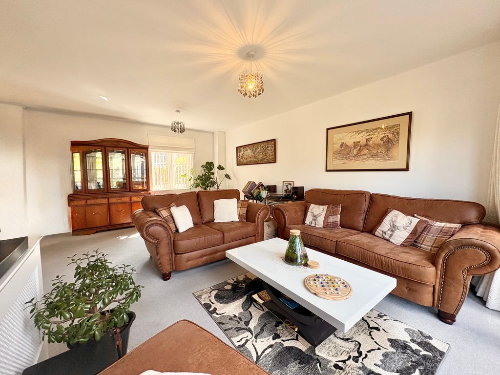Property photo 3 of 11 Lounge