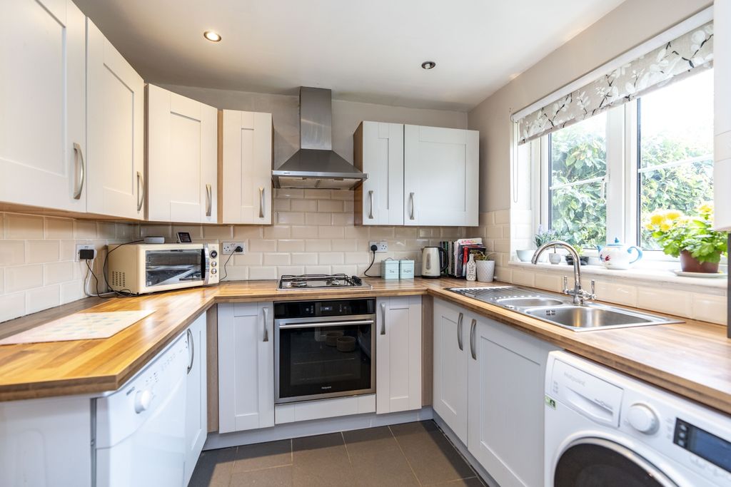 Property photo 2 of 10 Kitchen