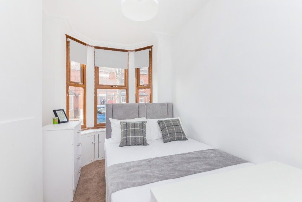 Property photo 3 of 11 Bright And Inviting Double Bedroom Featuring A Com...