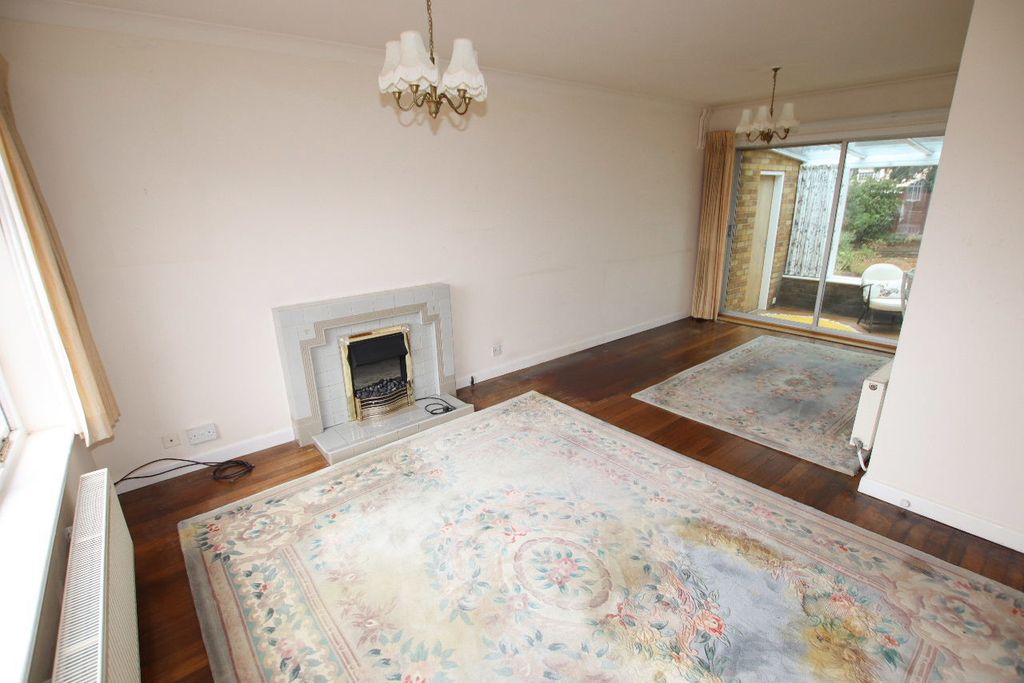 Property photo 2 of 17 Marina Gardens 6 - Lounge 1