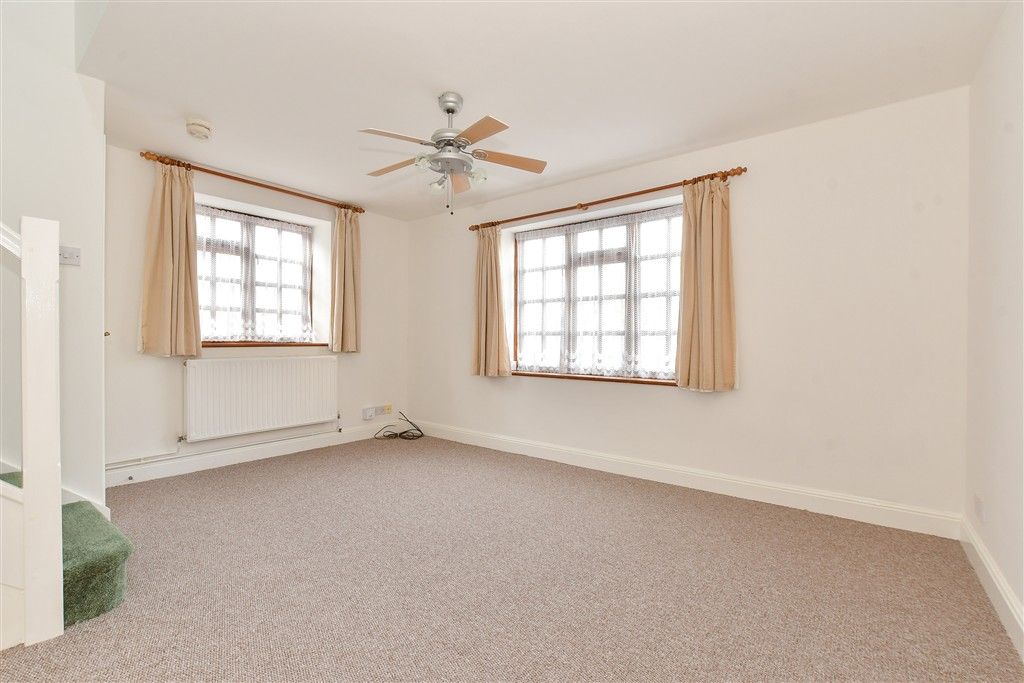 Property photo 2 of 12 Lounge