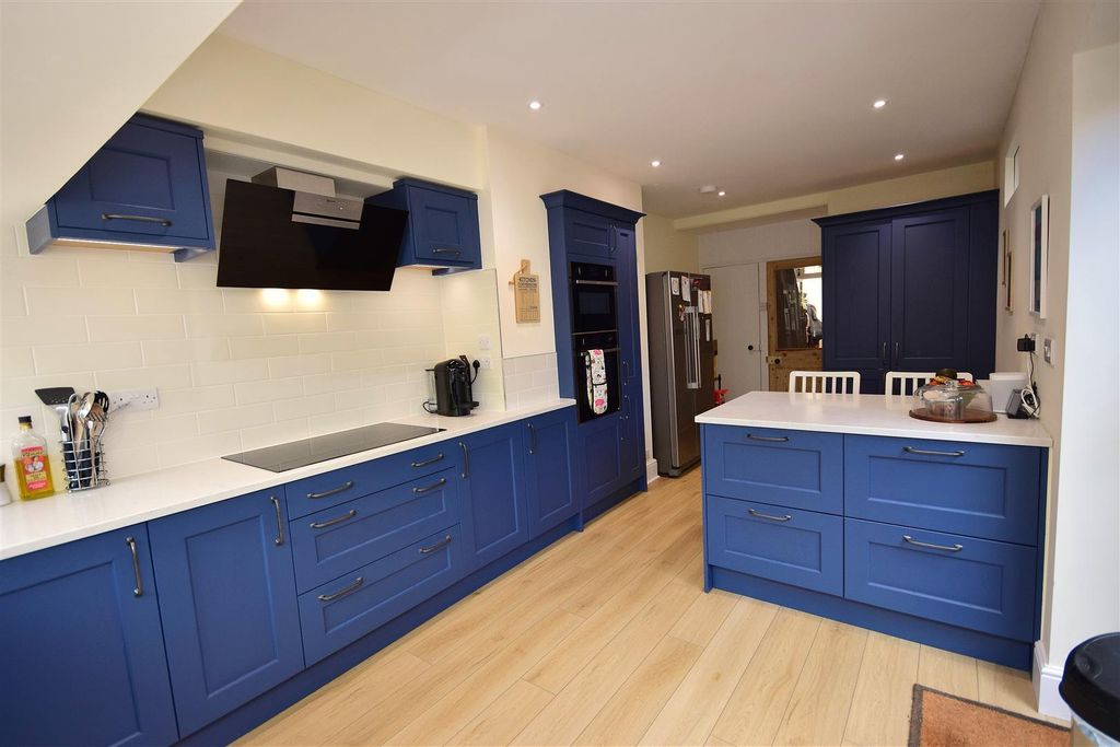 Property photo 3 of 27 Kitchen/Breakfast Room