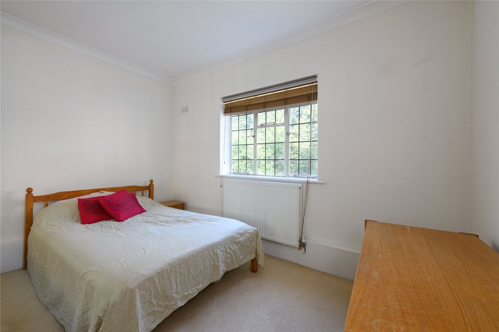 Tudor Close, London NW3 photo 5