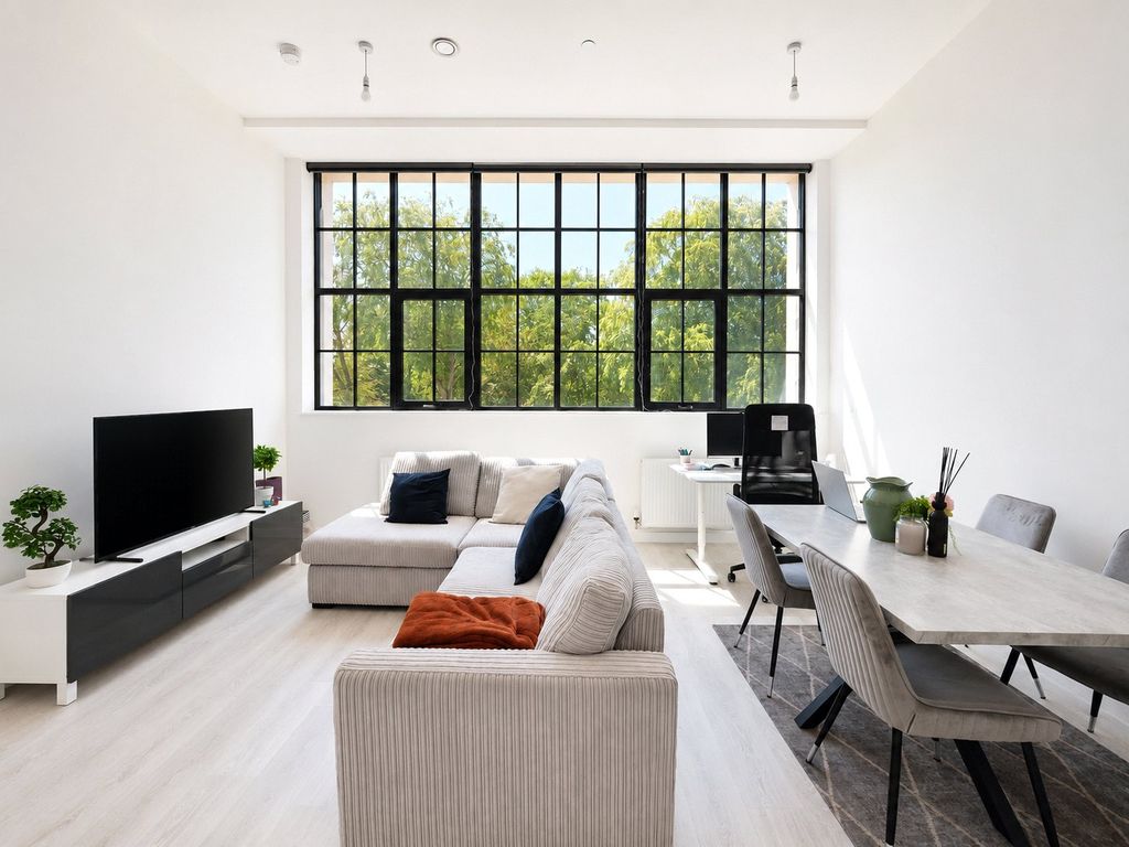 Property photo 1 of 13 Lounge