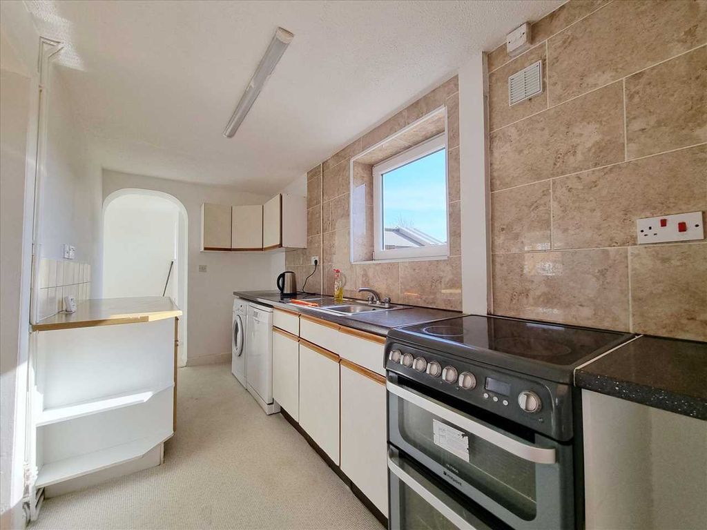 Property photo 3 of 14 Kitchen: