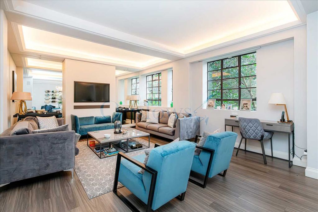 Property photo 2 of 11 Lounge