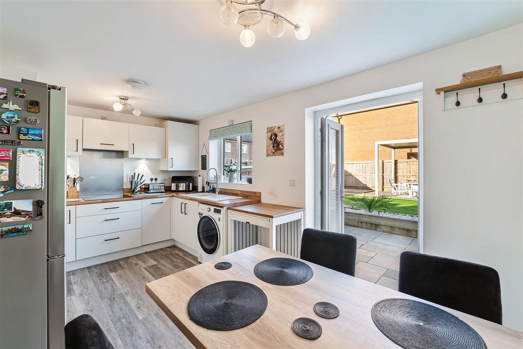 Property photo 2 of 17 Kitchen/Diner