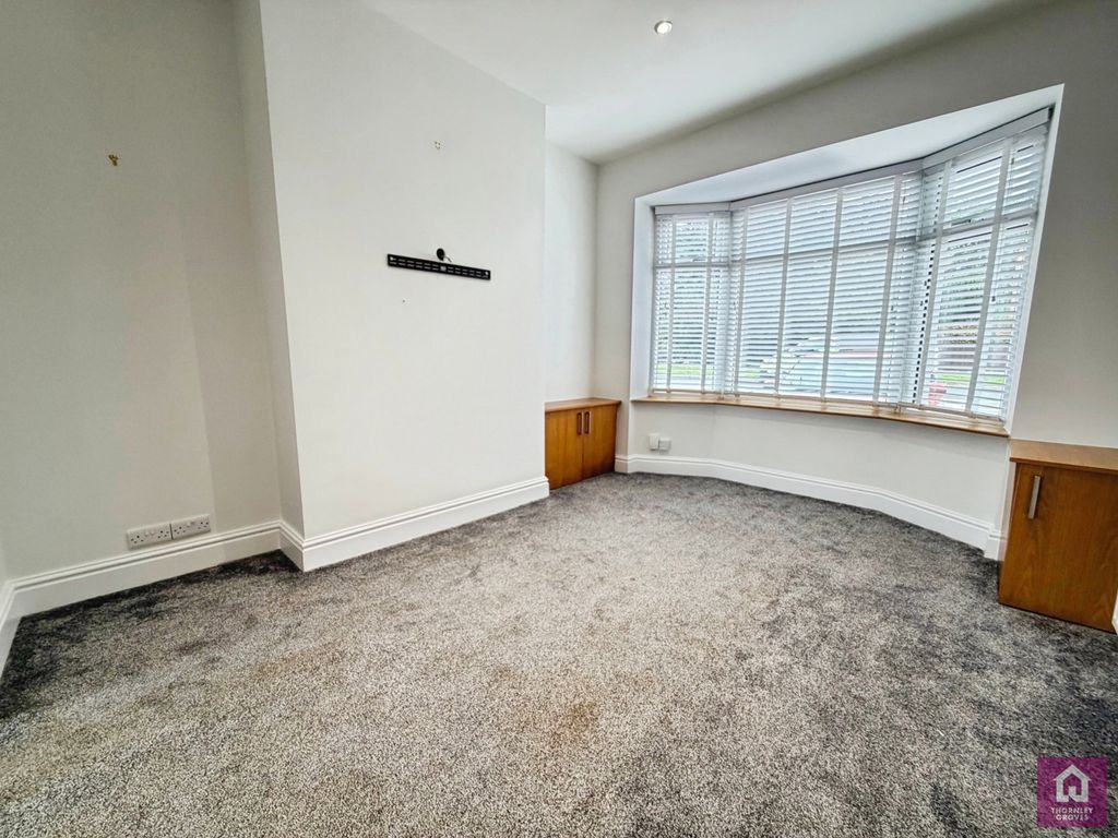 Property photo 3 of 17 Living Room