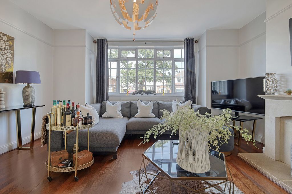 Property photo 2 of 27