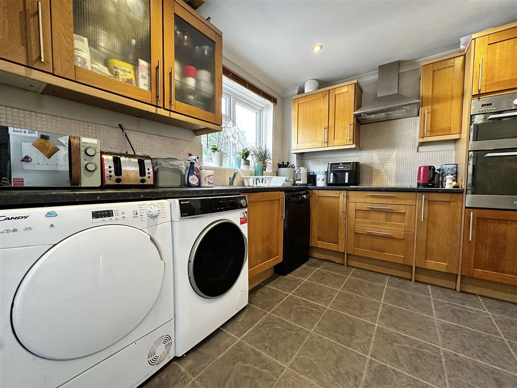 Property photo 3 of 12 Kitchen