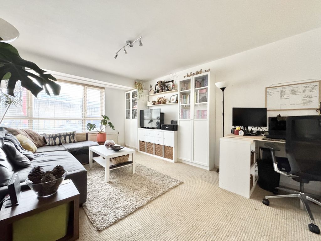 Property photo 1 of 8 Rosebery Way, Tring, Hp23