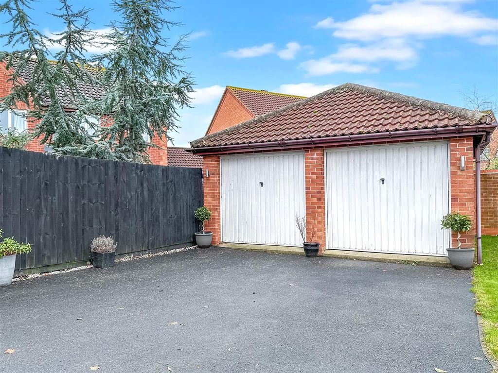 Property photo 3 of 21 Extensive Driveway & Double Garage 346