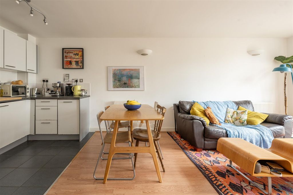 Property photo 3 of 17 Martello Street, E8