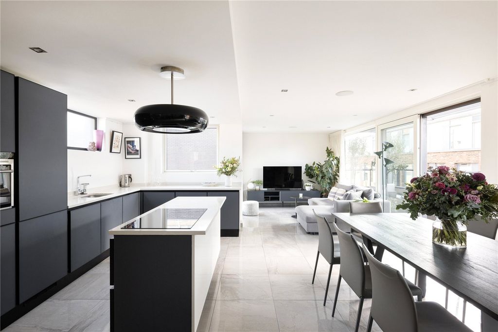 Property photo 3 of 28 Picture No. 01