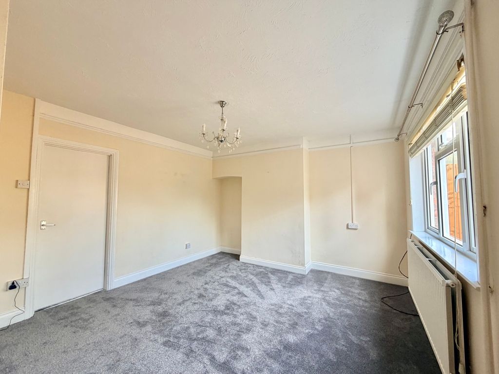 Property photo 3 of 10 Lounge Photo 1