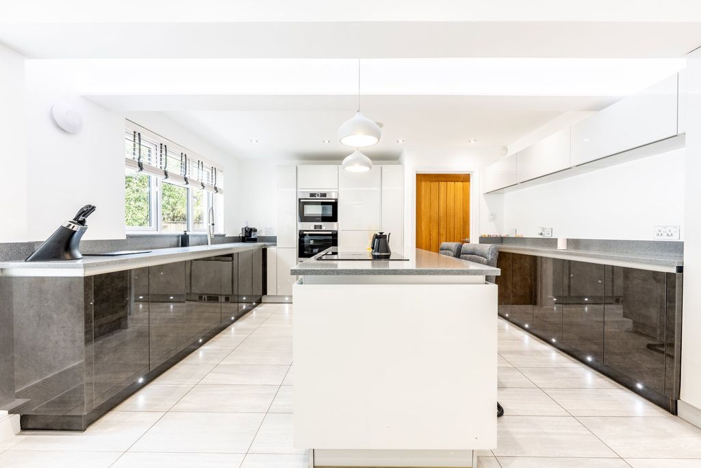 Property photo 2 of 59