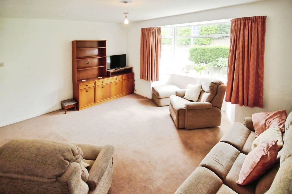 Property photo 2 of 18 Lounge