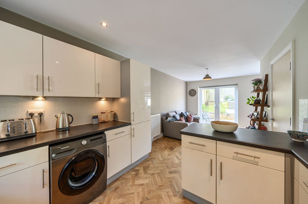 Property photo 3 of 21 1458363-12-6A106d...