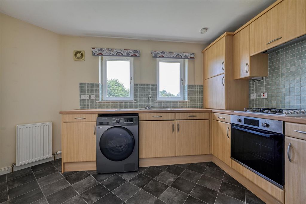 Property photo 3 of 10 Kitchen