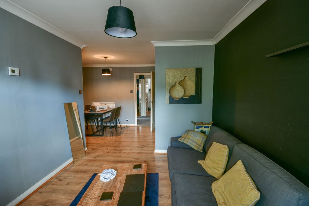 Property photo 3 of 16 Lounge