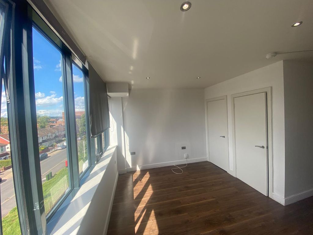 Property photo 1 of 4 Bedroom