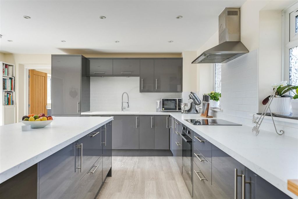 Property photo 2 of 26 Loompits Way-21.Jpg