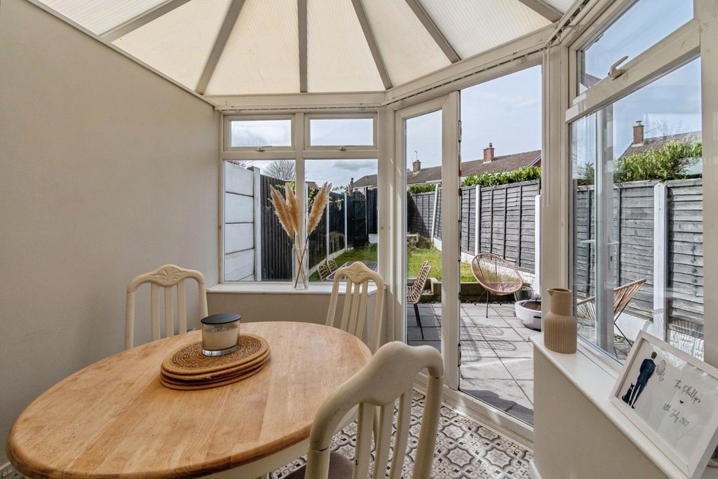 Property photo 3 of 20 Conservatory