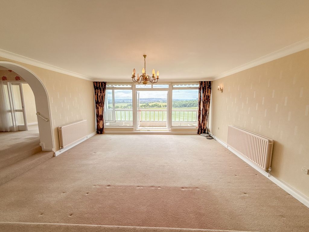 Property photo 3 of 12 Lounge