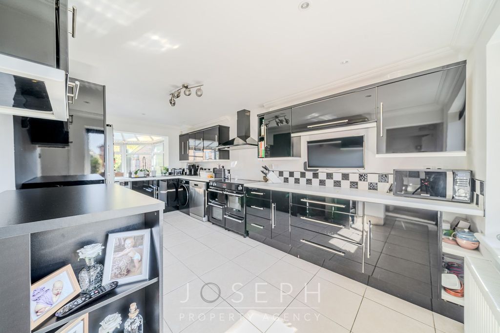 Property photo 2 of 22