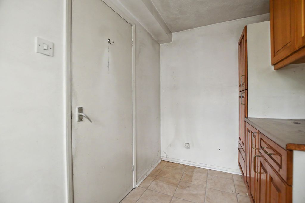 Property photo 3 of 12 90 Shortlands Close, Belvedere Da17 5Qy