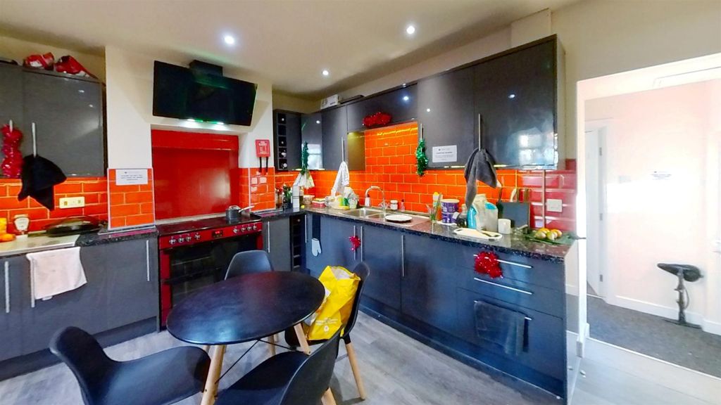 Property photo 3 of 11 15-Tealby-Grove-Kitc