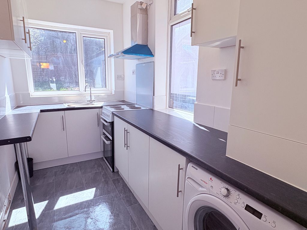 Property photo 2 of 9 Kitchen