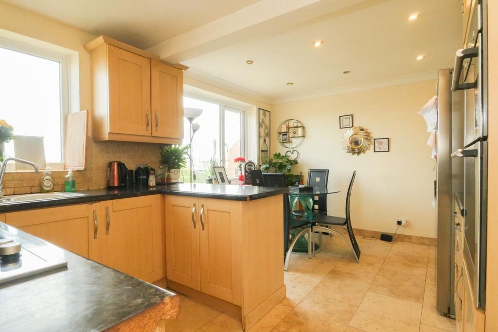 Property photo 3 of 25 Kitchen/Diner