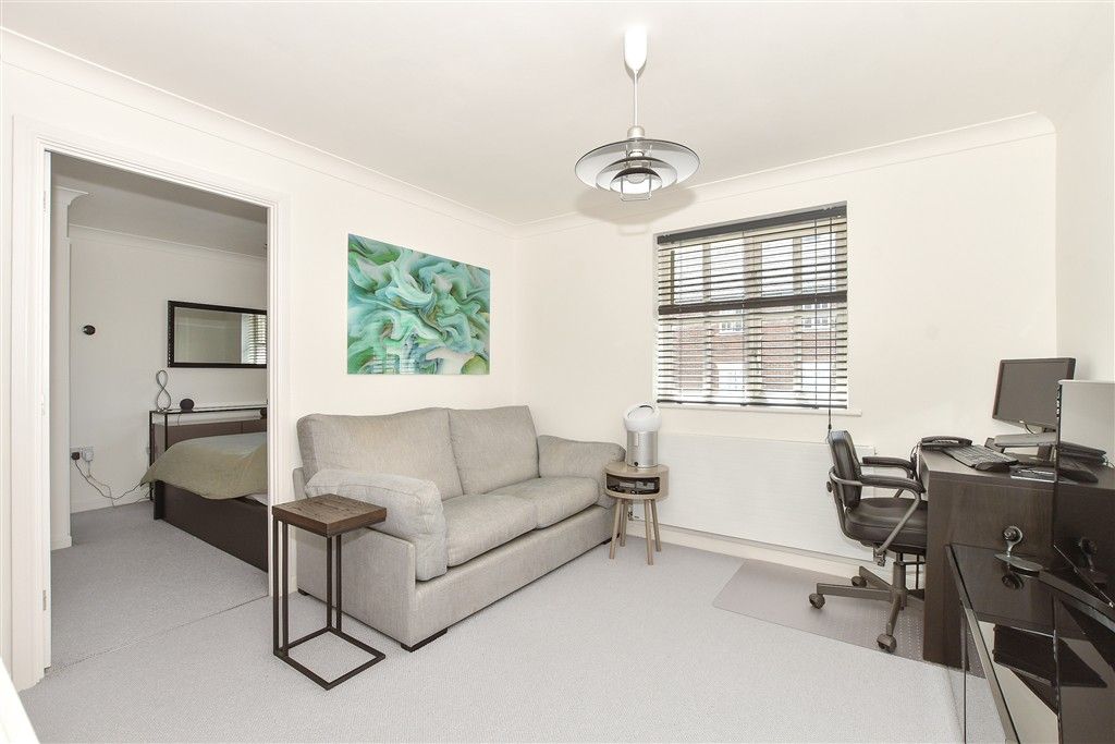 Property photo 3 of 10 Lounge
