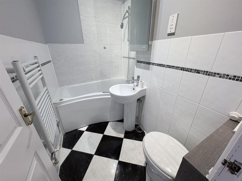 Property photo 2 of 5 First Floor Flat