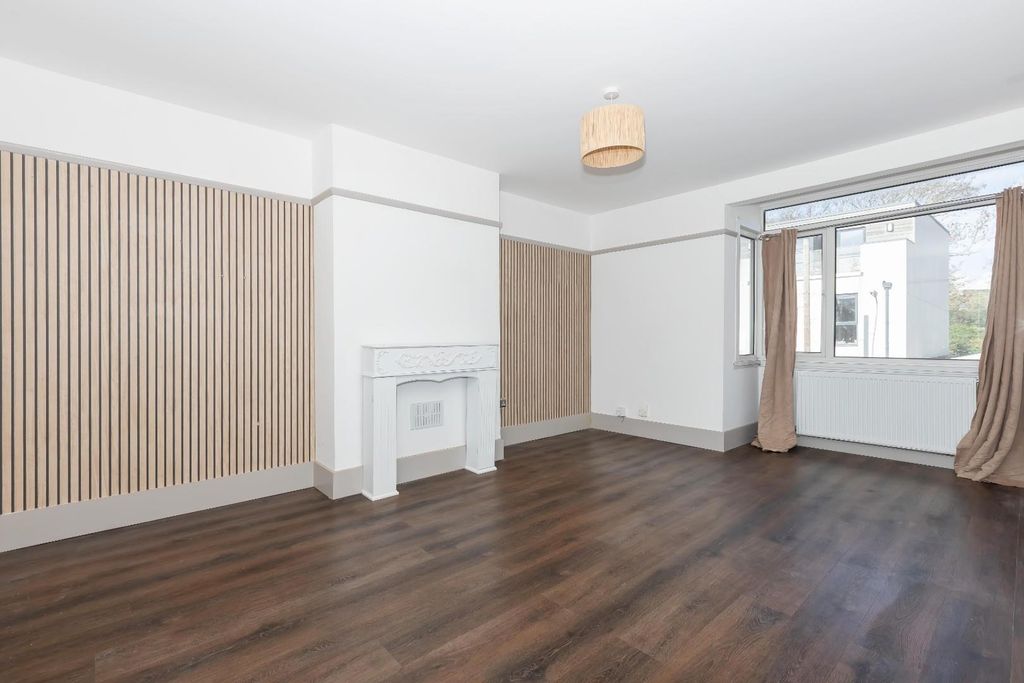 Property photo 2 of 7 Goodwood Crt_3.Jpg