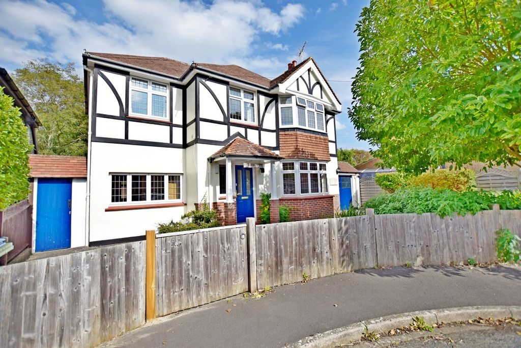 Property photo 1 of 12 Detached House To Rent (Main)