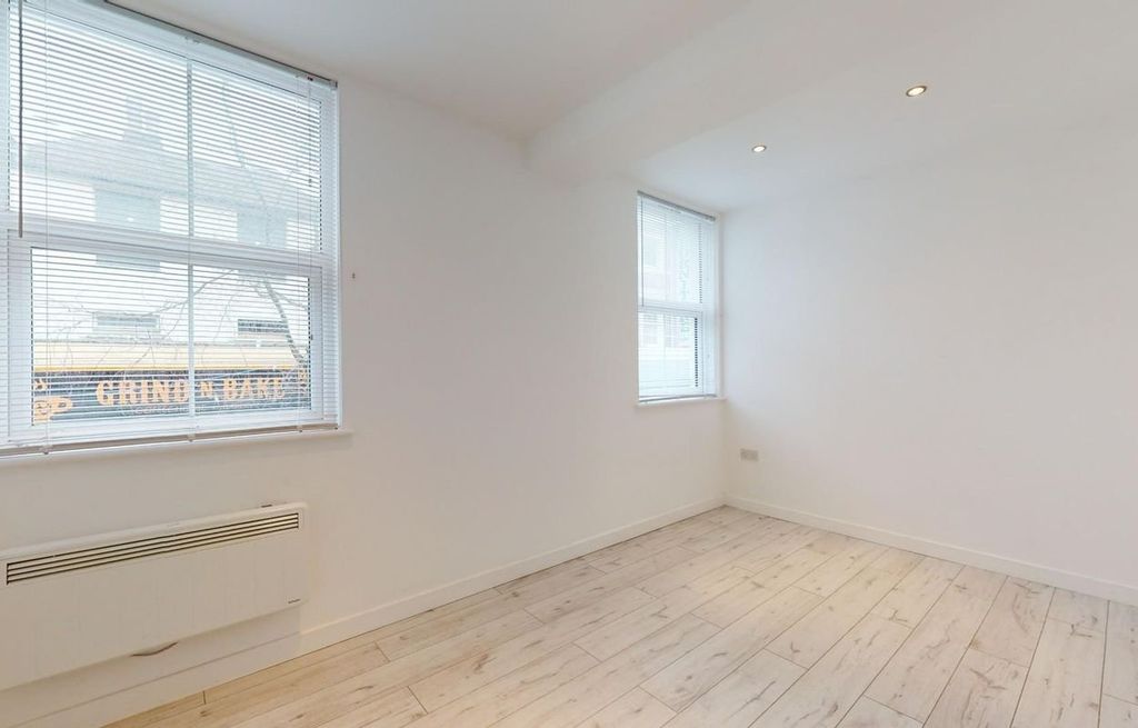 Property photo 3 of 8 Picture 3