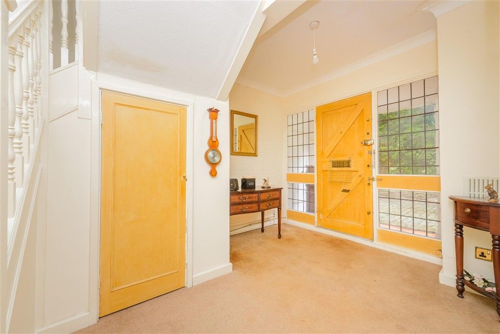 Property photo 2 of 11 Entrance Hall