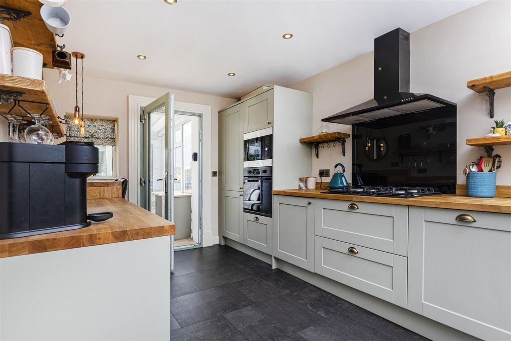 Property photo 2 of 18 Breakfast Kitchen