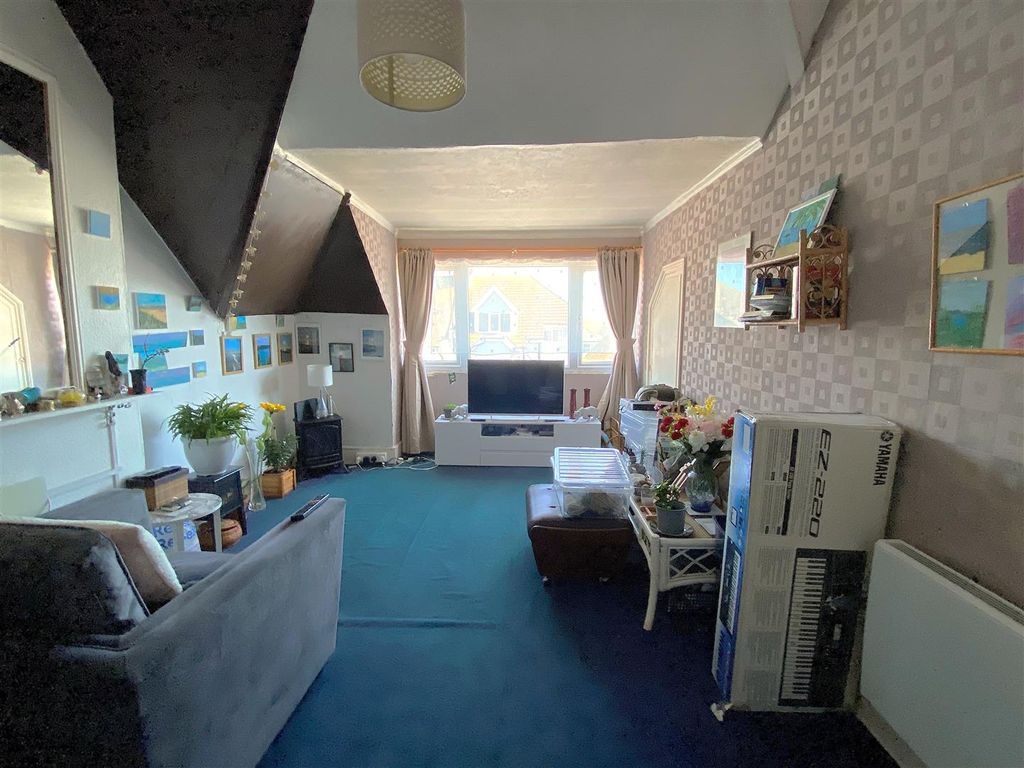 Property photo 2 of 8 Flat 3, 30 Eversley Rd - Lounge1.Jpg