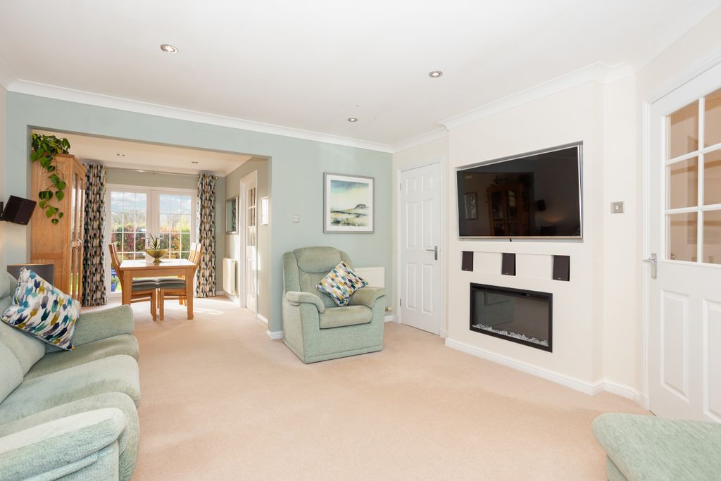 Property photo 2 of 34 Lounge & Dining Area