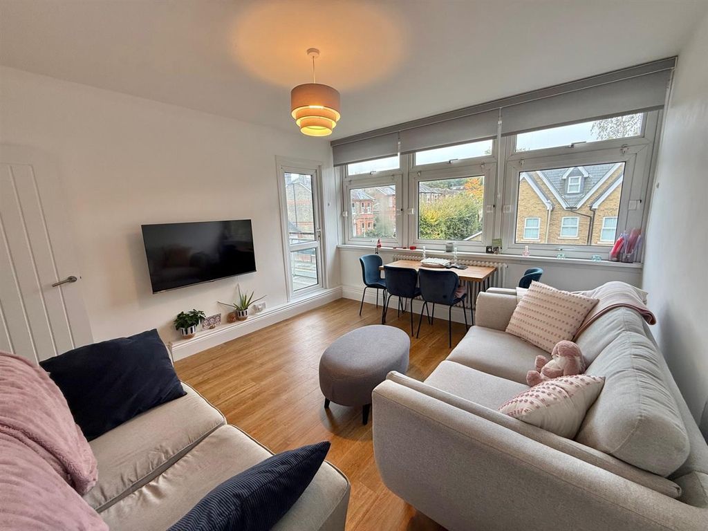 Property photo 2 of 9 Lounge.Jpg