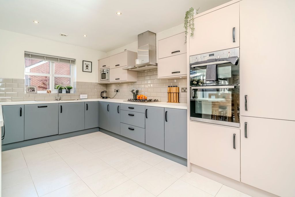 Property photo 2 of 39