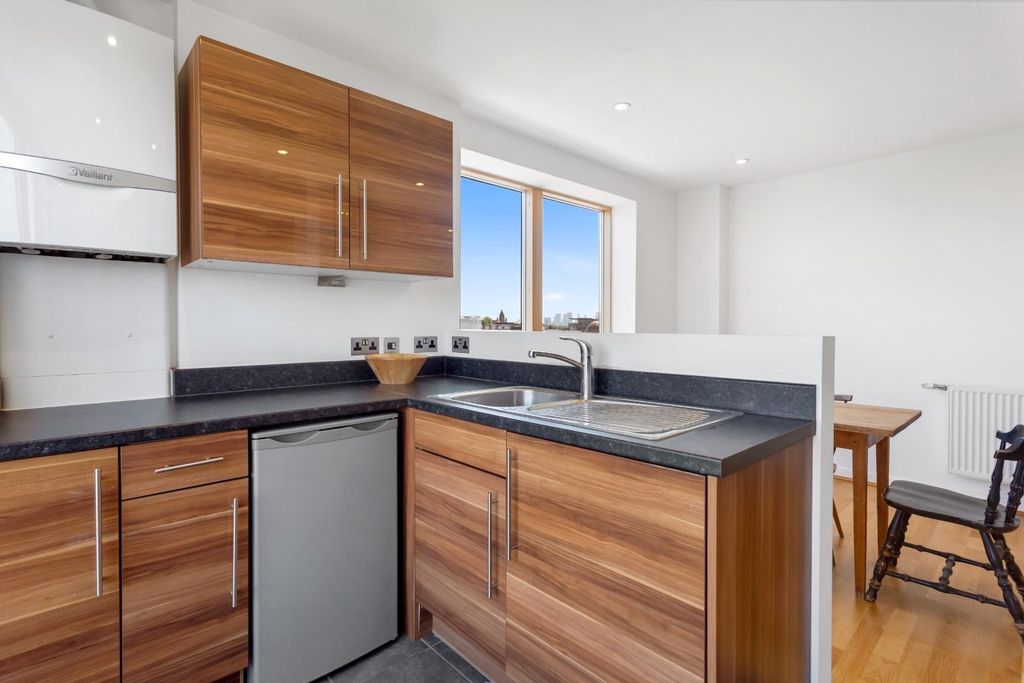 Property photo 1 of 11 Kitchen/Reception