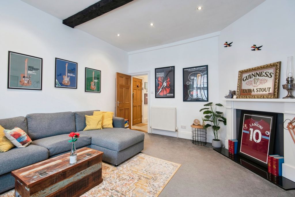 Property photo 3 of 18 Lounge