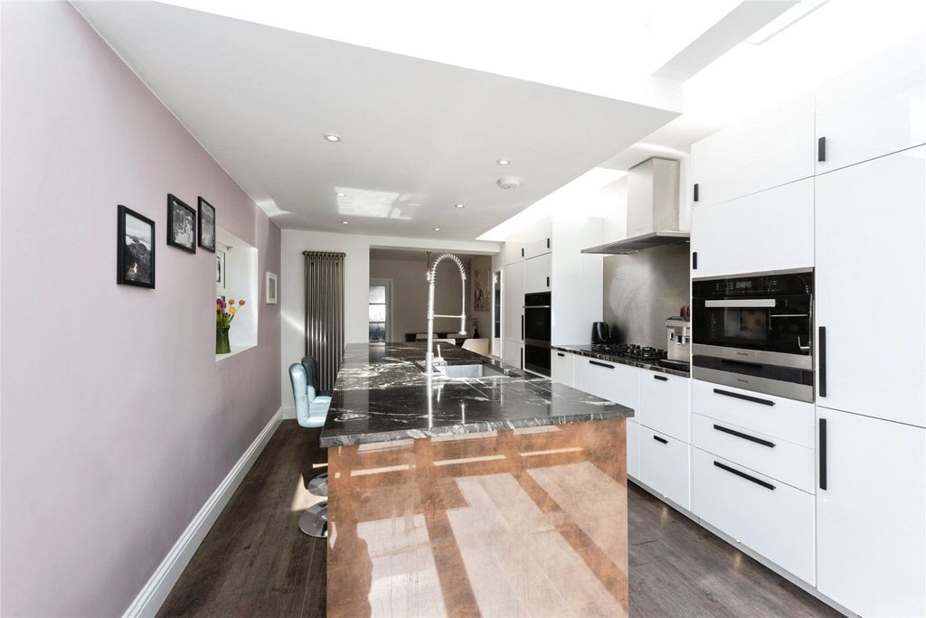 Property photo 3 of 18 Kitchen