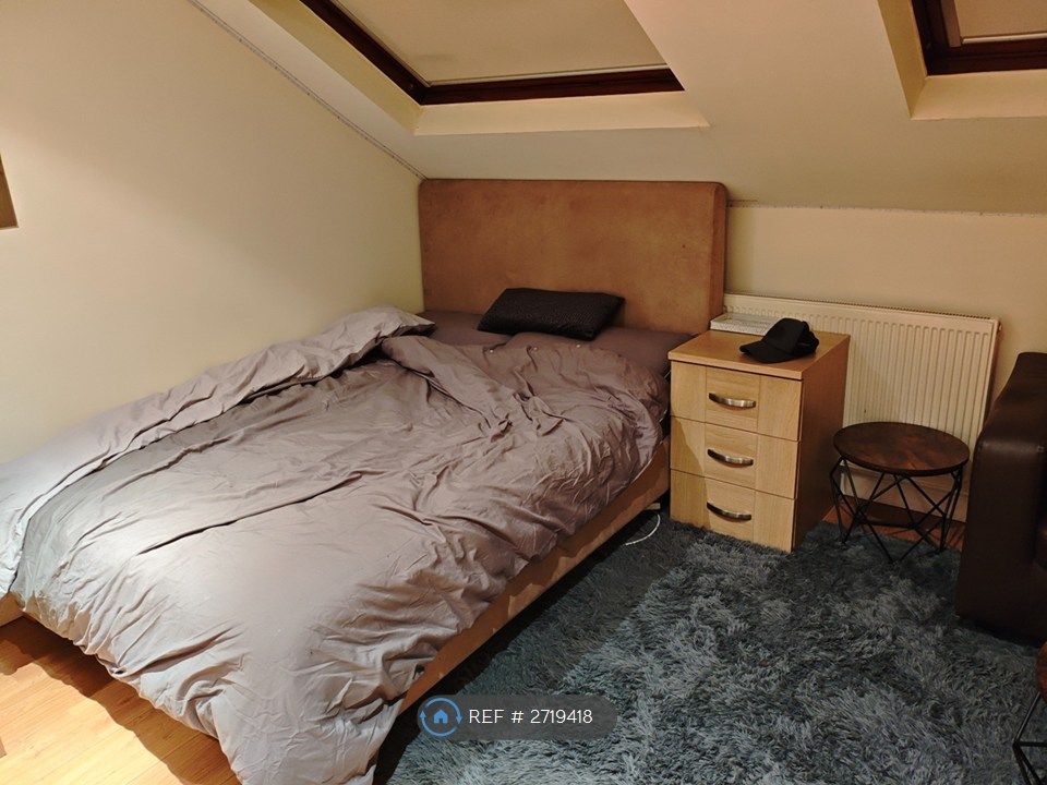 Property photo 3 of 8 Bed & Bedside