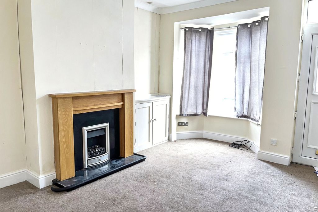 Property photo 2 of 11 39 Clarence Road, Worksop, Nottinghamshire, S80 1Qb